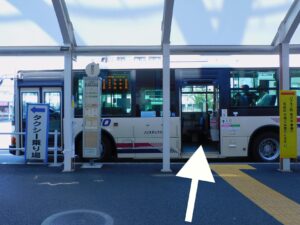 出口正面のバス停からバスに乗ります。乗車後、「法政大学」で下車します